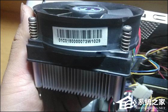 CPU风扇怎么拆下来?有卡扣的CPU散热器怎么拆?