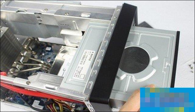 台式机怎么安装光驱?图解手工安装光盘驱动器的过程