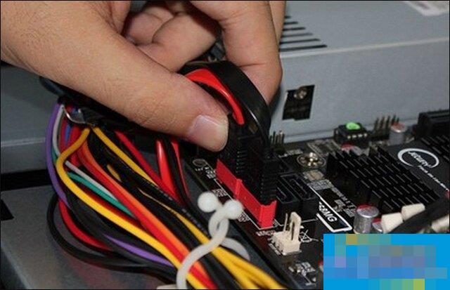 台式机怎么安装光驱?图解手工安装光盘驱动器的过程